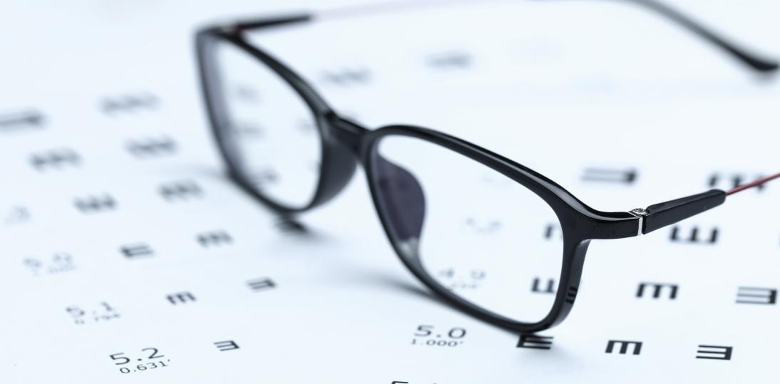 Laser na wadę wzroku - czy to koniec z okularami? Co naprawdę dzieje się z okiem podczas zabiegu?