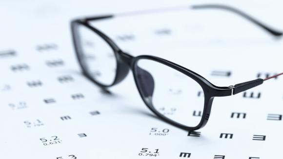 Laser na wadę wzroku - czy to koniec z okularami? Co naprawdę dzieje się z okiem podczas zabiegu?