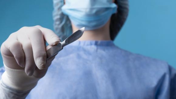 Medyczny przełom w chirurgii głosu – pierwsze tego typu zabiegi z implantem VOIS w Światowym Centrum Słuchu