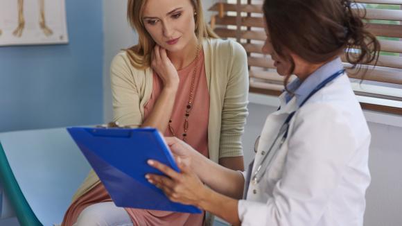 Czy słowa zmieniają decyzje pacjentów? NIO zbada, jak język wpływa na postrzeganie radioterapii