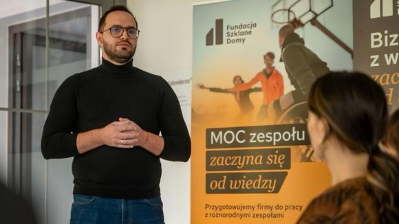 Fundacja Szklane Domy: zmieniamy rynek pracy tu i teraz. “To nie utopijna wizja”