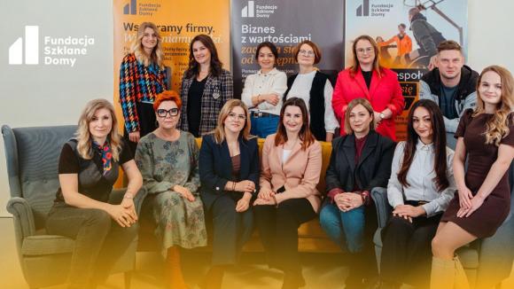 “Podwójna niewidzialność”. Dyskryminacja kobiet na rynku pracy to nadal problem