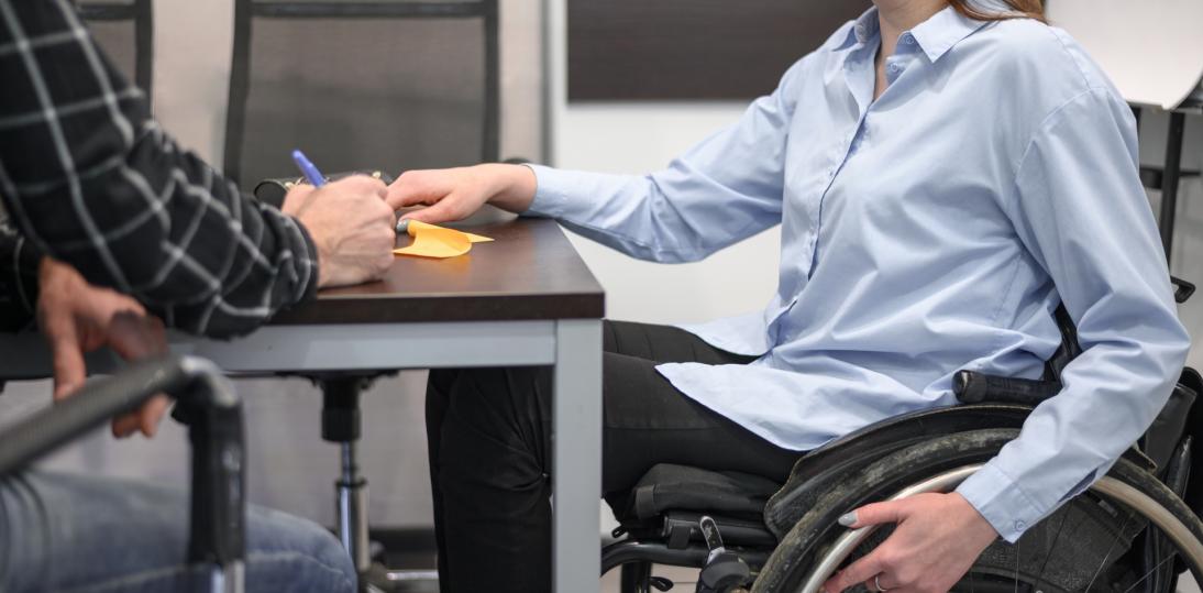 Wsparcie dla osób z niepełnosprawnościami z przerwami. NIK wskazuje problemy w programach asystencji i opieki wytchnieniowej