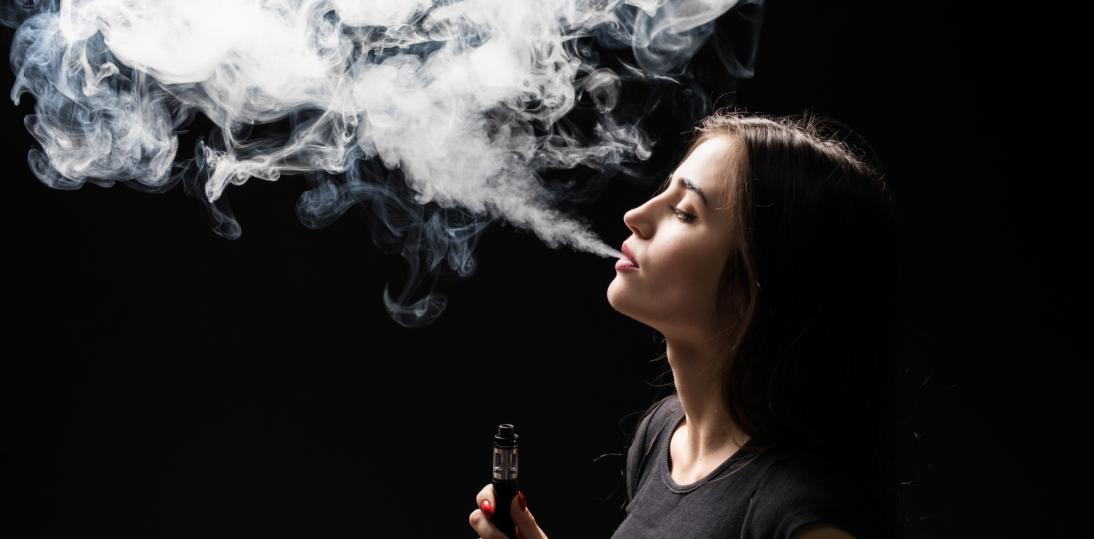 Rząd chce zakazać jednorazowych e-papierosów. Nowelizacja ustawy wprowadzi też ograniczenia dla woreczków nikotynowych