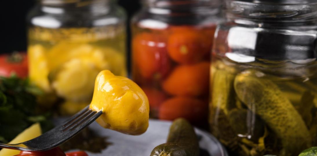 Kiszonki i kefir wspierają odporność. Badania pokazują wpływ żywności fermentowanej na mikrobiom i choroby cywilizacyjne