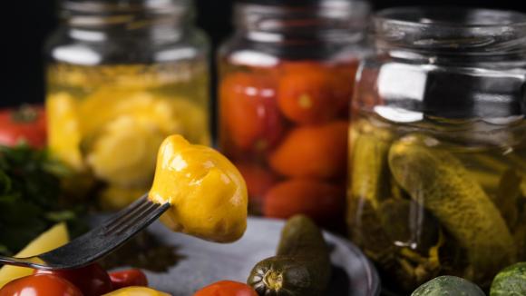 Kiszonki i kefir wspierają odporność. Badania pokazują wpływ żywności fermentowanej na mikrobiom i choroby cywilizacyjne