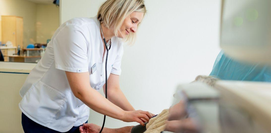 Opiekun medyczny w stacjach dializ. Odpowiedź na braki pielęgniarek i rosnące potrzeby pacjentów