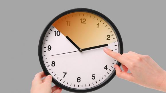 Zmiana czasu 2026. 61% Polaków chce jej zniesienia, a 39% odczuwa negatywne skutki