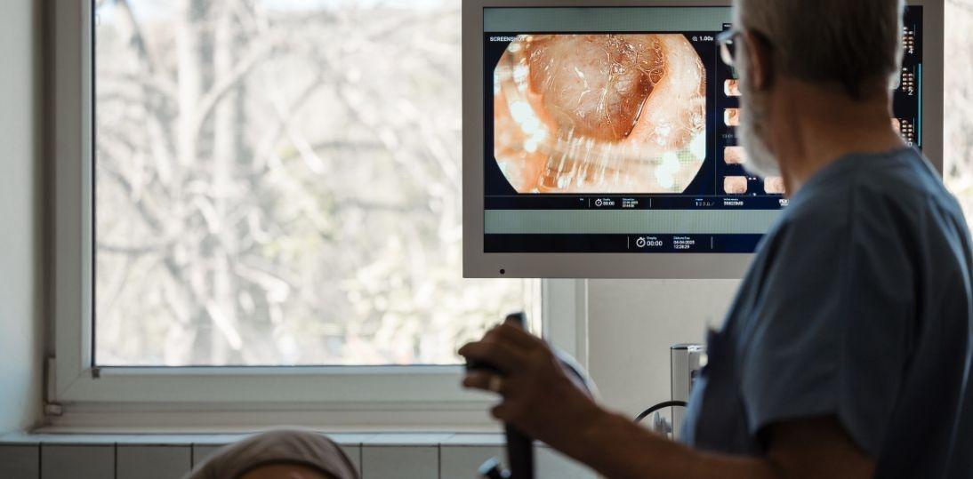 Rak żołądka w Polsce: późna diagnoza i leczenie poza standardami. Eksperci apelują o pilne zmiany