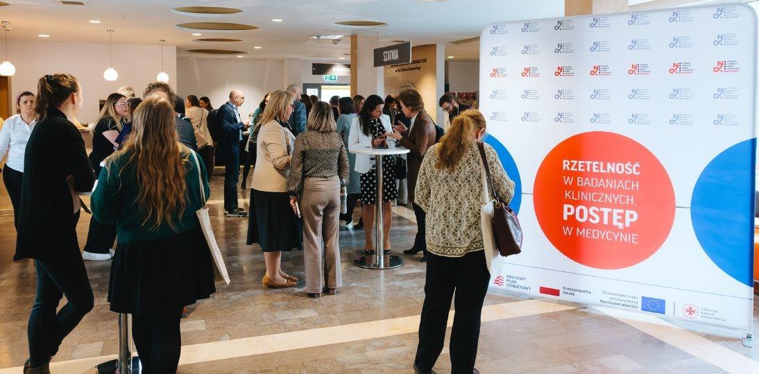 Badania kliniczne w onkologii rosną w siłę. Konferencja NIO o współpracy, jakości i dostępie pacjentów