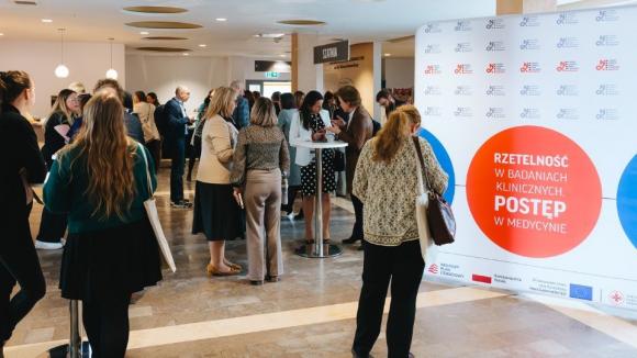 Badania kliniczne w onkologii rosną w siłę. Konferencja NIO o współpracy, jakości i dostępie pacjentów