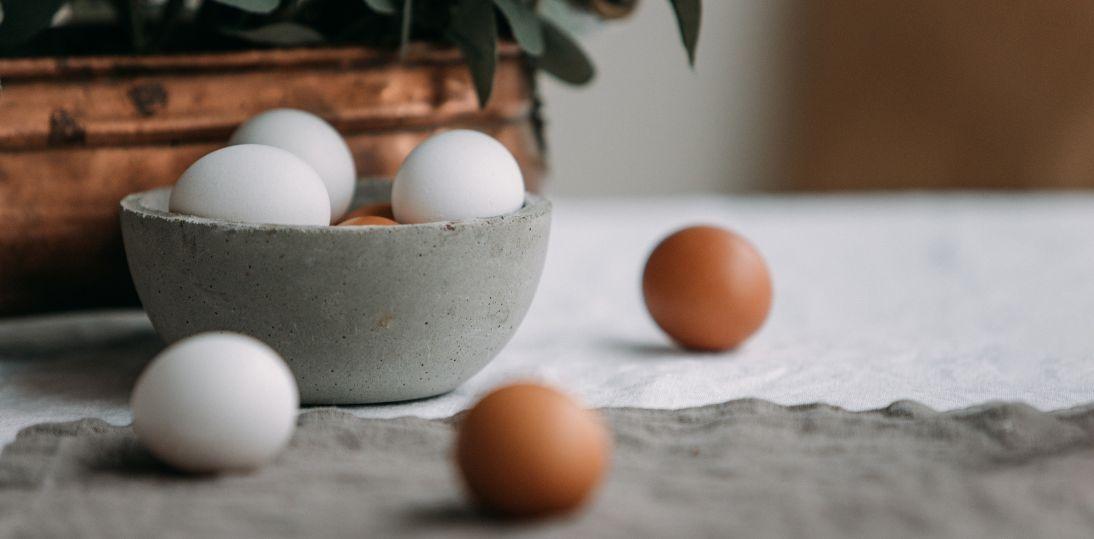 Jajka na wielkanocnym stole. Nie są ani żywieniowym problemem samym w sobie, ani prostą receptą na zdrowie