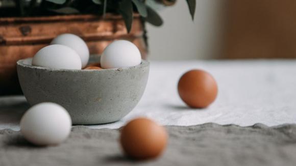 Jajka na wielkanocnym stole. Nie są ani żywieniowym problemem samym w sobie, ani prostą receptą na zdrowie