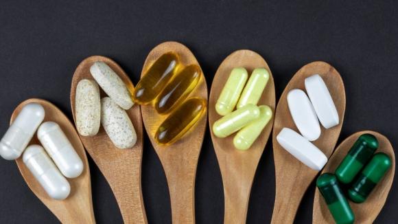 Suplementy diety między regulacją, szarą strefą a słabością nadzoru „To się bardzo opłaca”