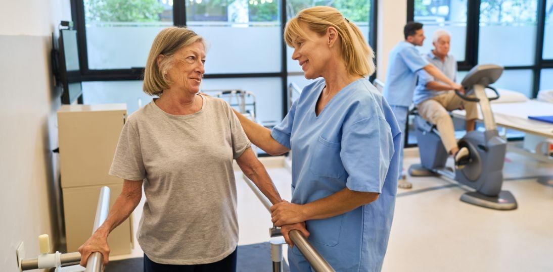 Sanatoria z wolnymi miejscami, pacjenci w kolejkach. Skąd biorą się „niedojazdy”?