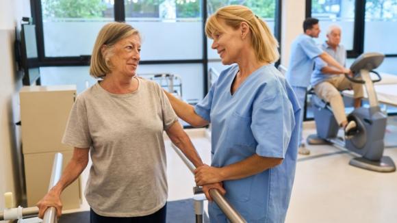 Sanatoria z wolnymi miejscami, pacjenci w kolejkach. Skąd biorą się „niedojazdy”?