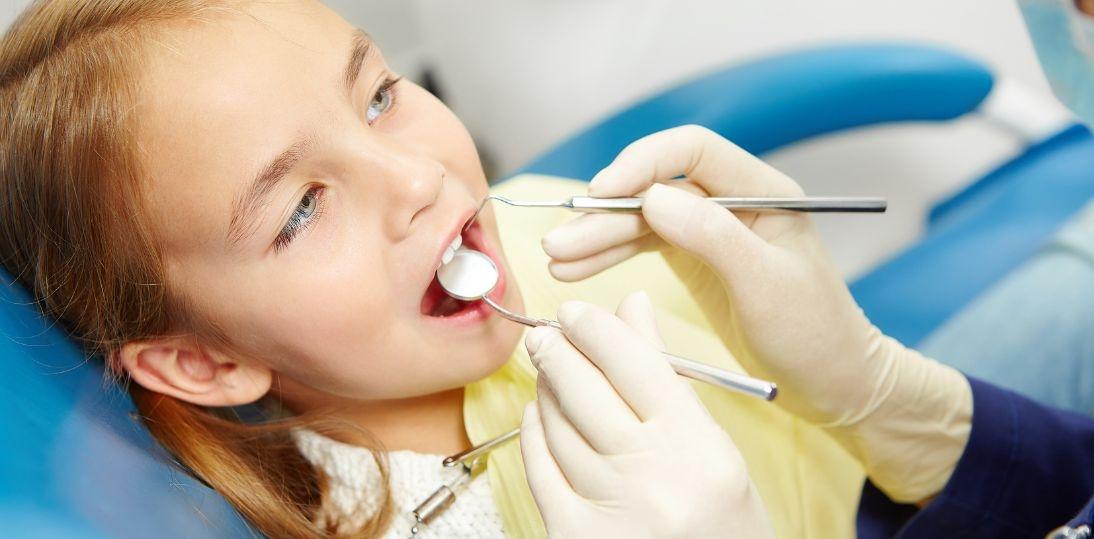 Próchnica dotyczy zdecydowanej większości dzieci. Pilotażowy program ma pomóc w walce z problemem na etapie szkoły