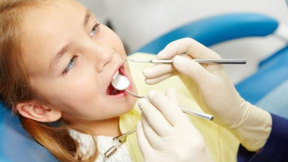 Próchnica dotyczy zdecydowanej większości dzieci. Pilotażowy program ma pomóc w walce z problemem na etapie szkoły
