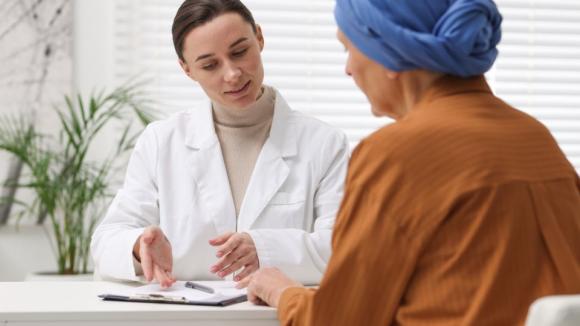 Diagnostyka onkologiczna kobiet w Polsce wciąż pozostaje w tyle. Eksperci apelują o standardy obowiązujące już w Europie