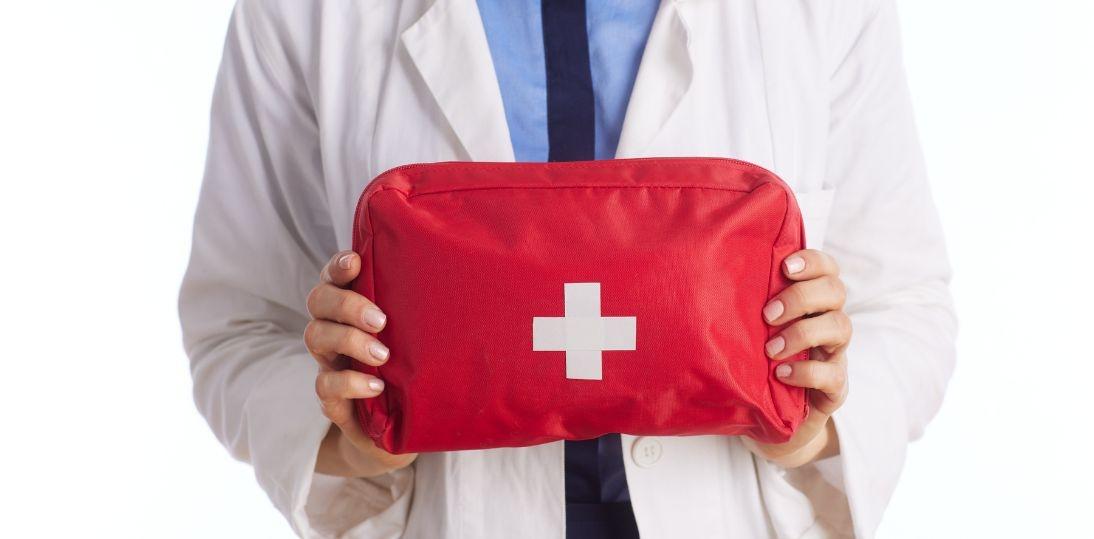 Nowe przepisy dla POZ od 14 kwietnia. Zmiany w zestawach przeciwwstrząsowych budzą wątpliwości