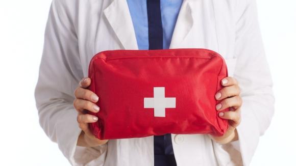 Nowe przepisy dla POZ od 14 kwietnia. Zmiany w zestawach przeciwwstrząsowych budzą wątpliwości