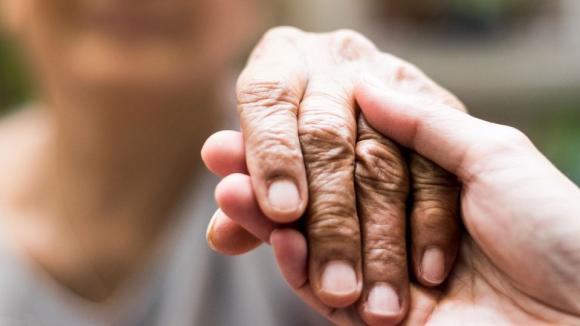 Opieka paliatywna w Polsce. Między systemem a potrzebą bliskości pacjenta