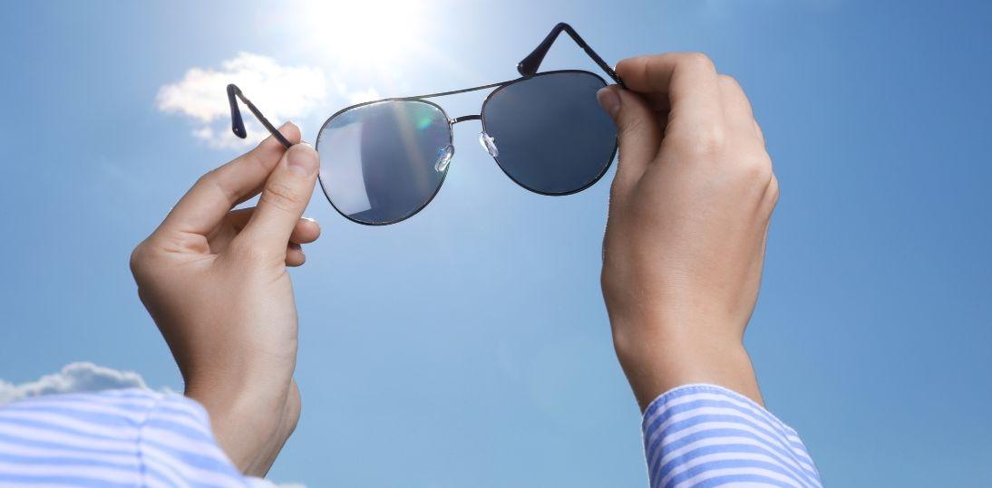 Wiosenne słońce i ochrona przed UV. Dlaczego warto pomyśleć o fotochromach?