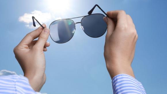 Wiosenne słońce i ochrona przed UV. Dlaczego warto pomyśleć o fotochromach?