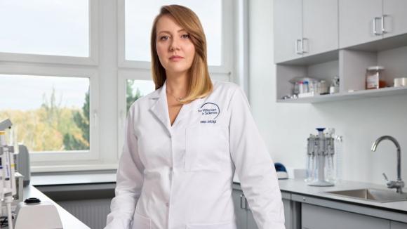 29 kwietnia – Międzynarodowy Dzień Immunologii: gorączka kontra bakterie i przełom w walce z czerwonką – badania dr hab. inż. Anny Jarząb otwierają nowe fronty immunologii