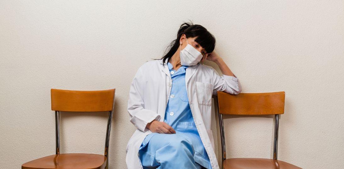 Przeciążenie psychiczne lekarzy w Polsce. 77% doświadcza stresu, a co trzeci ma problem z work-life balance