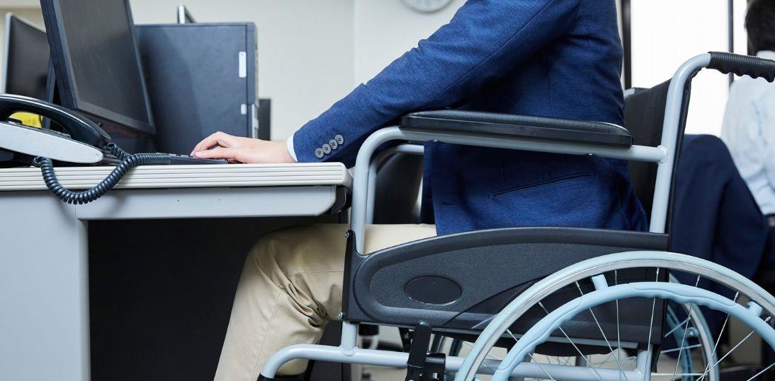 Osoby z niepełnosprawnościami coraz częściej pracują w administracji. Efekty programu KSON