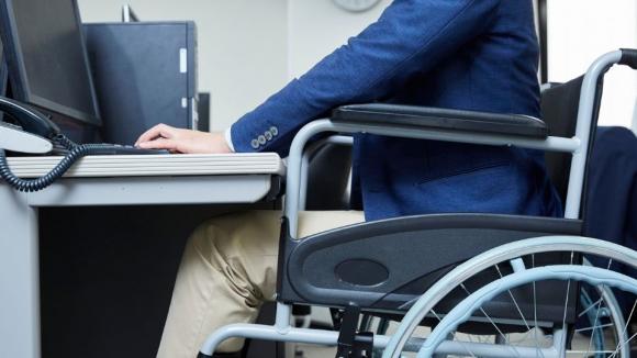 Osoby z niepełnosprawnościami coraz częściej pracują w administracji. Efekty programu KSON