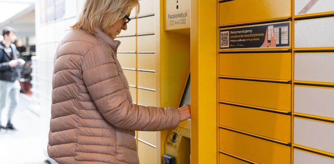Automaty paczkowe w Polsce stają się dostępniejsze dla osób z niepełnosprawnościami. Pojawiają się również usprawnienia dla seniorów