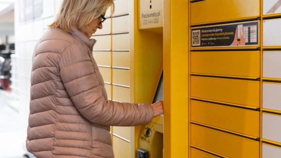 Automaty paczkowe w Polsce stają się dostępniejsze dla osób z niepełnosprawnościami. Pojawiają się również usprawnienia dla seniorów