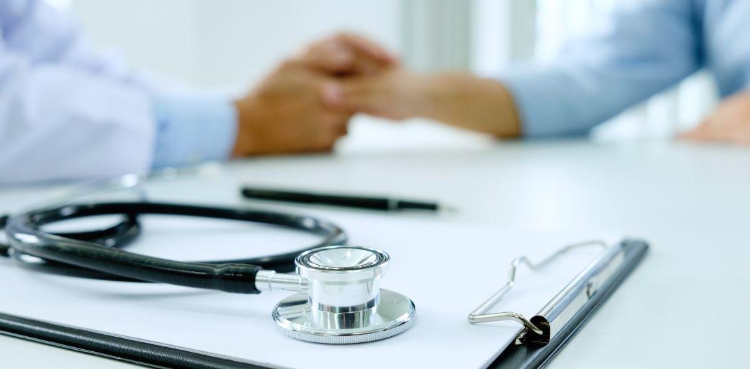 42 proc. lekarzy uważa, że prestiż ich zawodu spadł. Medycy wskazują na rosnącą agresję i podważanie kompetencji