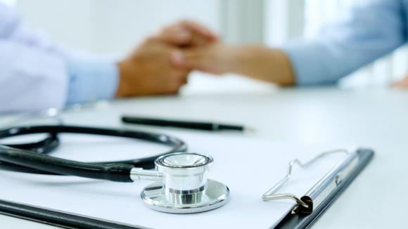 42 proc. lekarzy uważa, że prestiż ich zawodu spadł. Medycy wskazują na rosnącą agresję i podważanie kompetencji