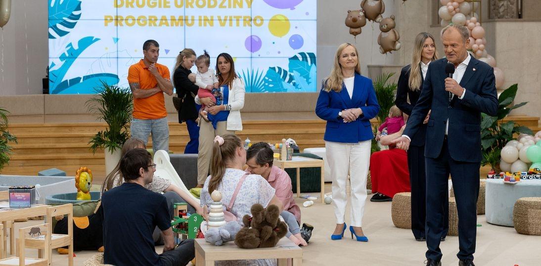 Dwa lata programu in vitro. Premier i minister zdrowia spotkali się z rodzinami uczestników
