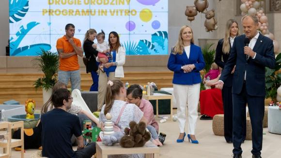 Dwa lata programu in vitro. Premier i minister zdrowia spotkali się z rodzinami uczestników