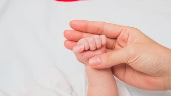 Depresja poporodowa dotyka tysiące kobiet w Polsce, system nie zapewnia im wsparcia