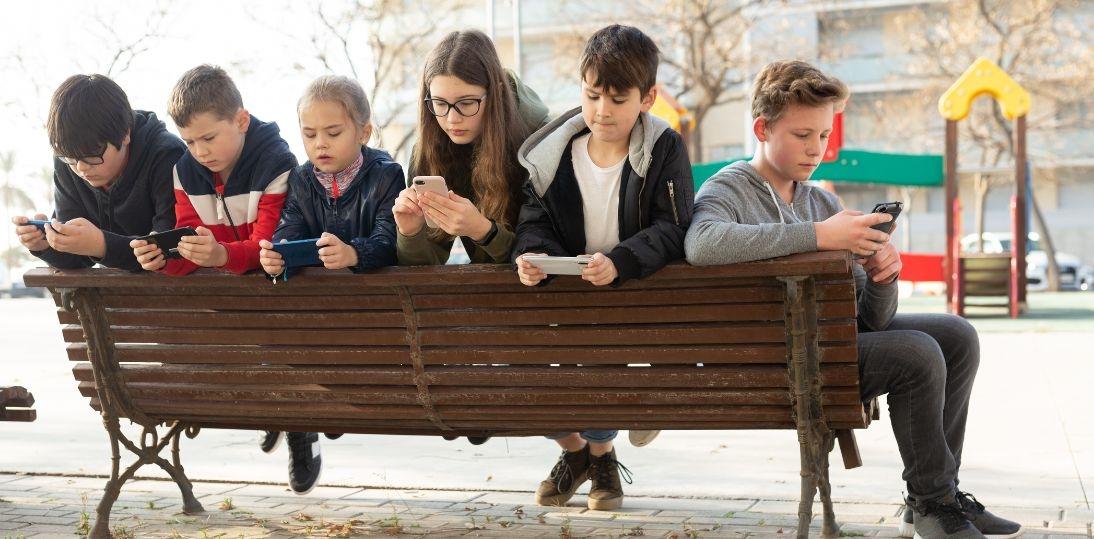 Raport „Młodzież 2025”: młodzi rzadziej piją i palą, ale rosną problemy z e-papierosami, hazardem i zdrowiem psychicznym