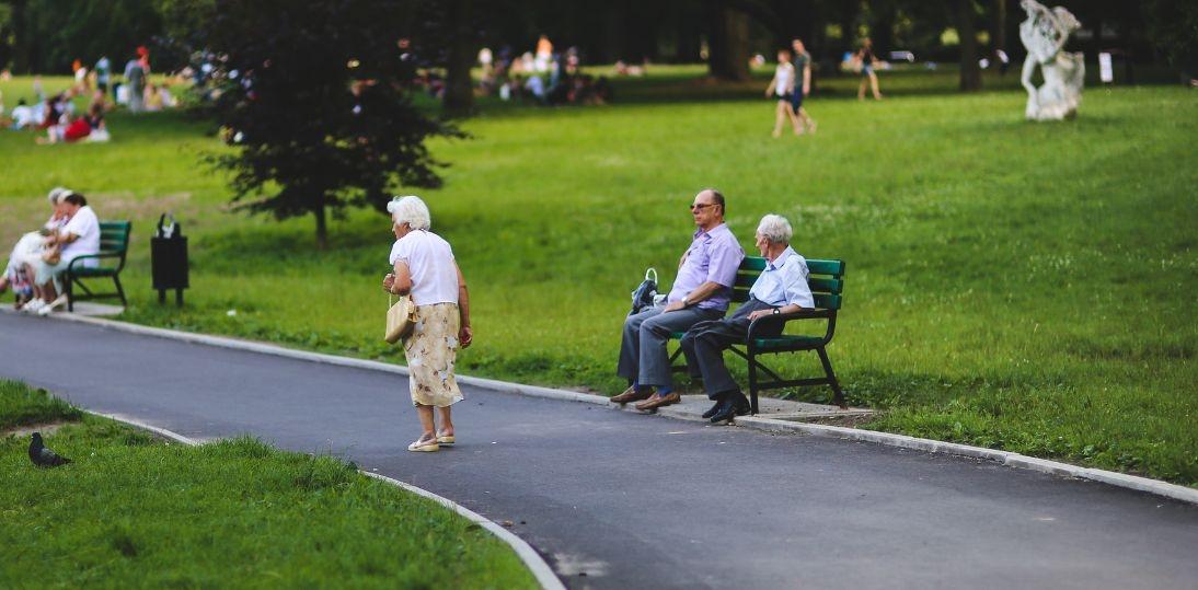 Seniorzy chcą się szczepić, ale przeszkodą są koszty. Eksperci apelują o szerszą refundację szczepień przeciw pneumokokom