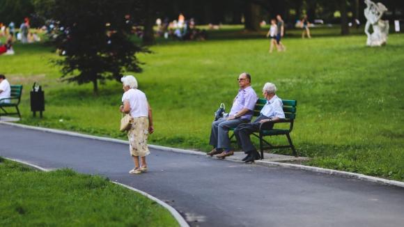 Seniorzy chcą się szczepić, ale przeszkodą są koszty. Eksperci apelują o szerszą refundację szczepień przeciw pneumokokom