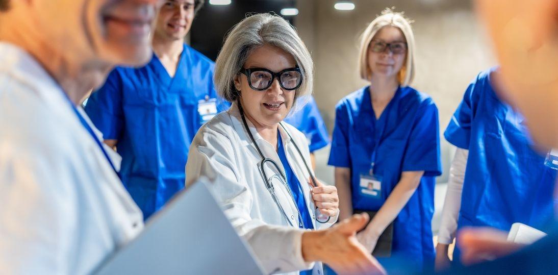 Lekarze, studenci medycyny i część uczelni przeciw skróceniu stażu podyplomowego lekarzy