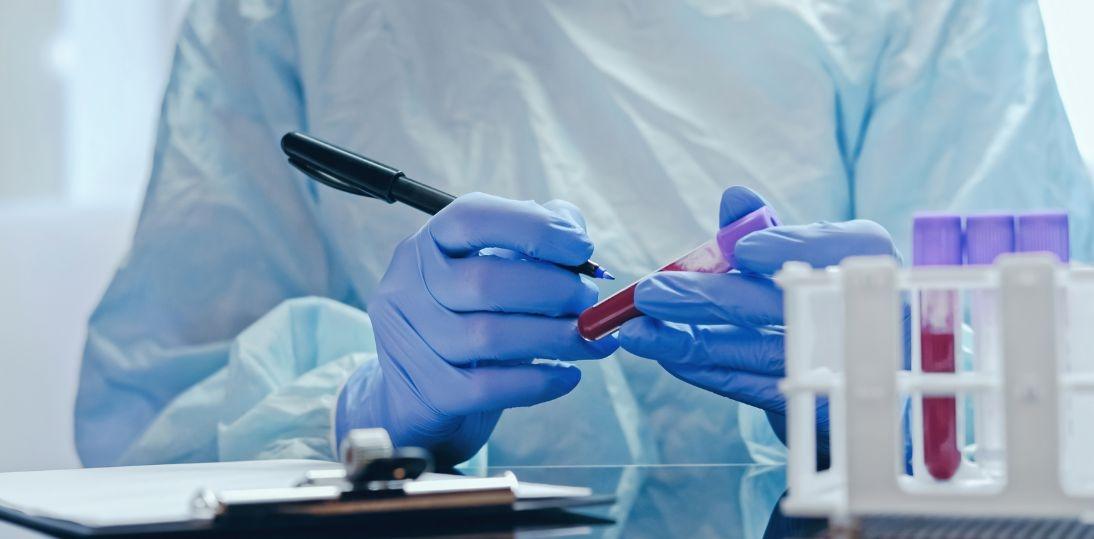 Nowoczesne leki są, ale brakuje diagnostyki. Eksperci apelują o pilne zmiany w dostępie do badań genetycznych