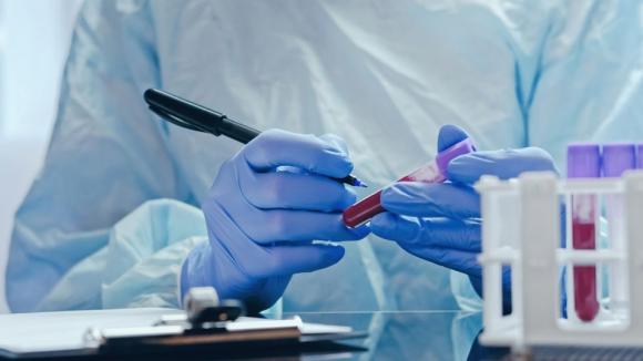 Nowoczesne leki są, ale brakuje diagnostyki. Eksperci apelują o pilne zmiany w dostępie do badań genetycznych