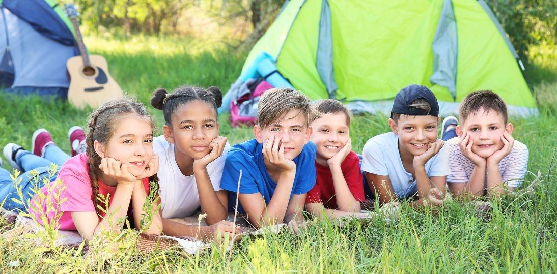Kolonie i obozy bez zaświadczenia od lekarza? Eksperci przypominają: organizatorzy często wymagają ich bez podstawy prawnej