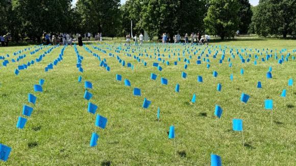800 flag na poznańskiej Cytadeli i walka o sto żyć: Światowy Dzień ALS w Polsce