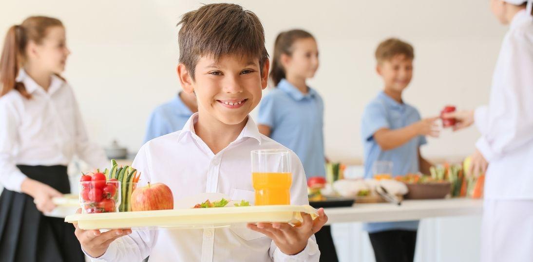 Od 1 września szkolne stołówki zmienią menu na bardziej roślinne. Co najmniej raz w tygodniu posiłek obiadowy będzie bezmięsny