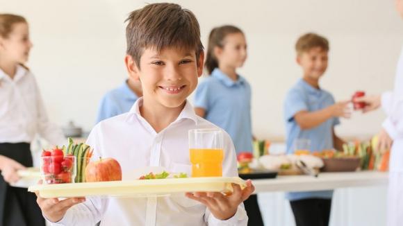 Od 1 września szkolne stołówki zmienią menu na bardziej roślinne. Co najmniej raz w tygodniu posiłek obiadowy będzie bezmięsny