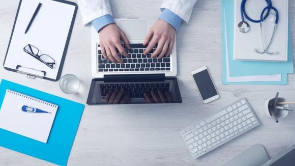 Od 1 lipca centralna e-rejestracja obejmie mammografię, test HPV i wizyty u kardiologa. Co zmienia się dla pacjentów?